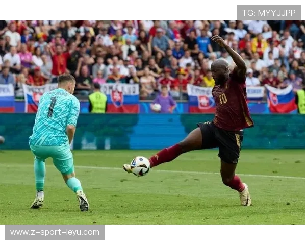 卢卡库强势起跳完成头顶攻门——力与美的完美结合